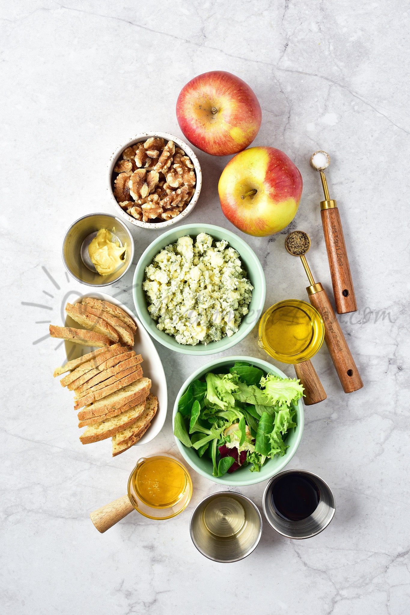 Apple, walnut and blue cheese salad - Set 2 of 5