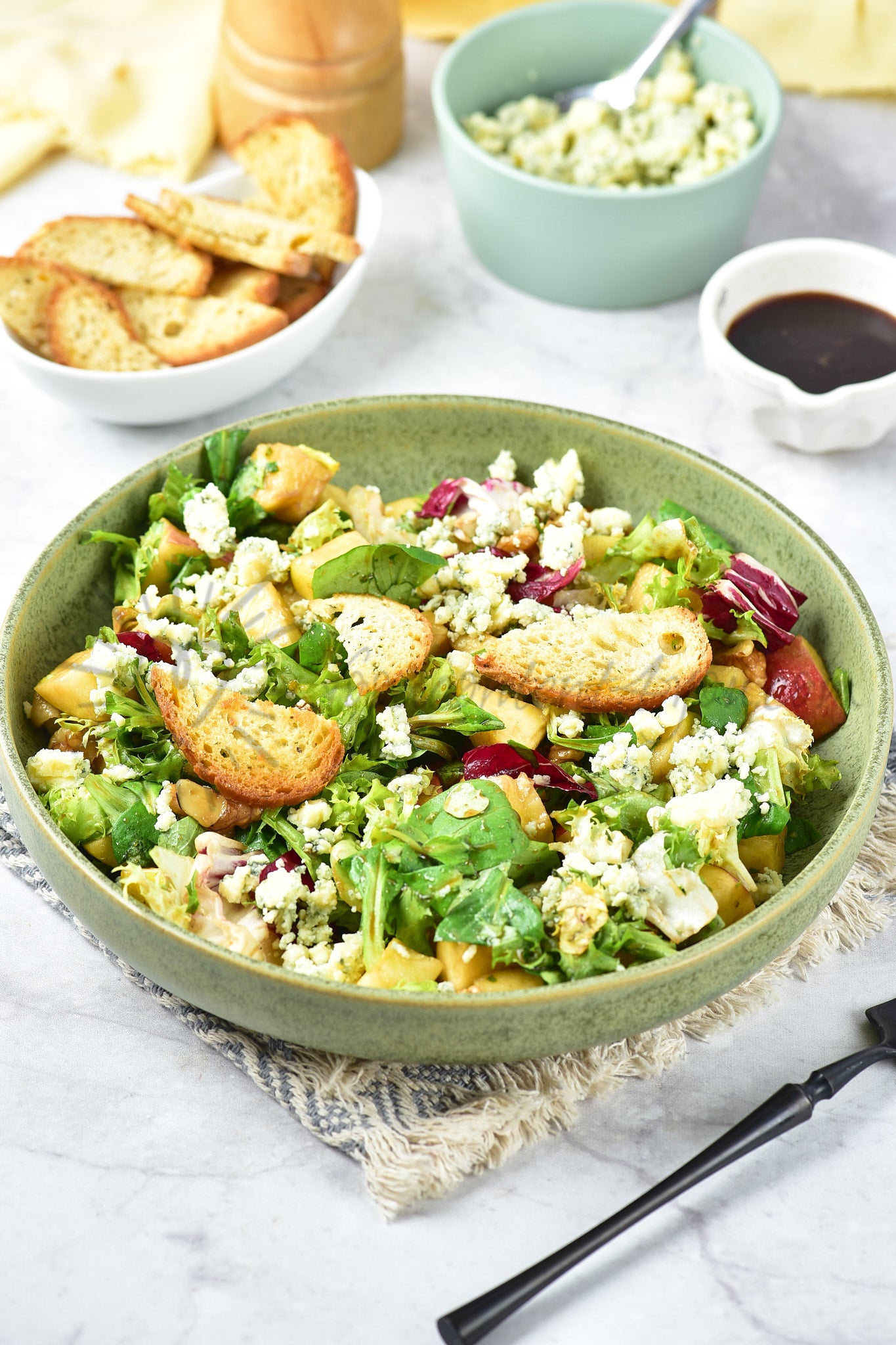 Apple, walnut and blue cheese salad - Set 1 of 5