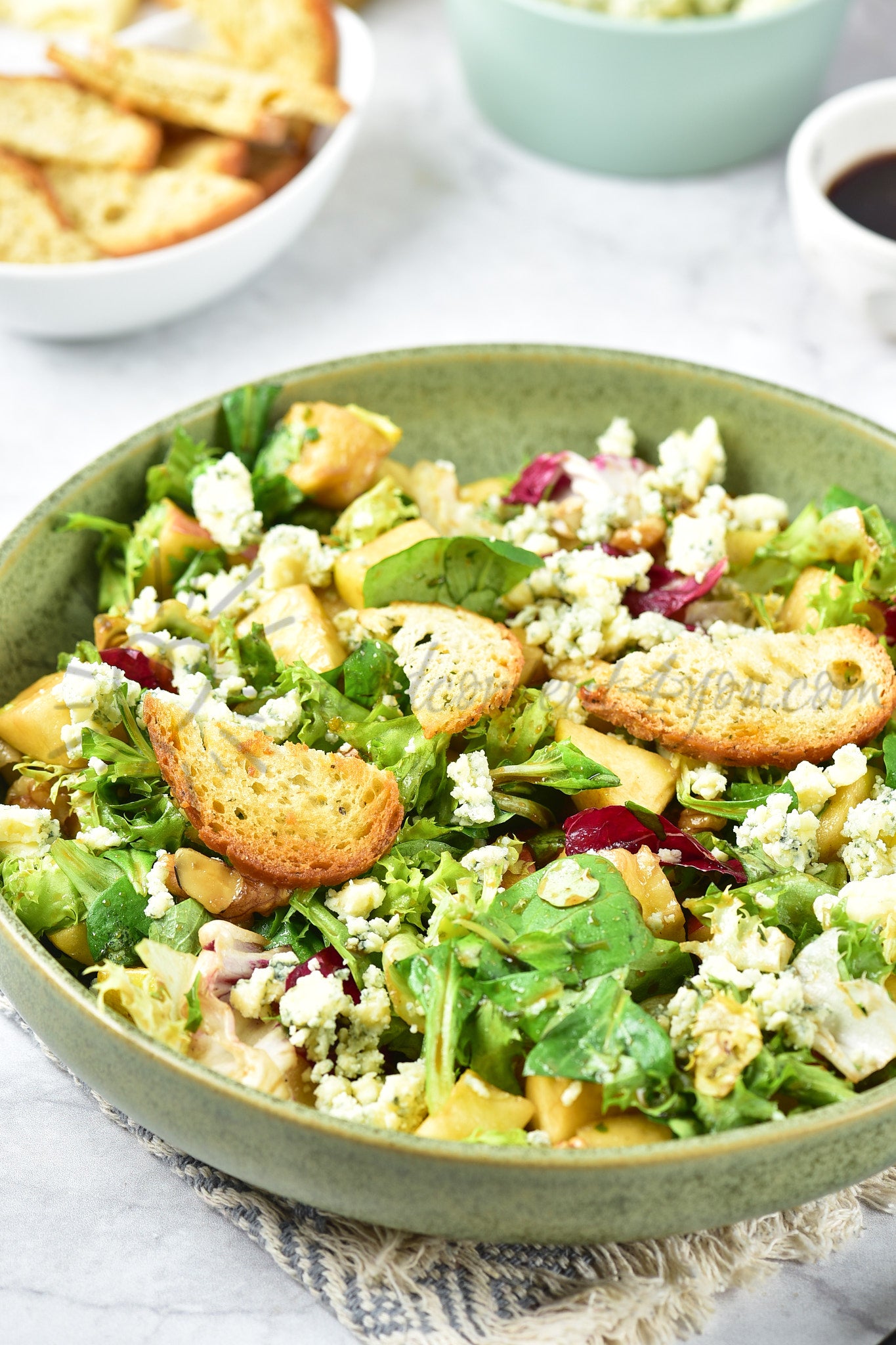 Apple, walnut and blue cheese salad - Set 1 of 5