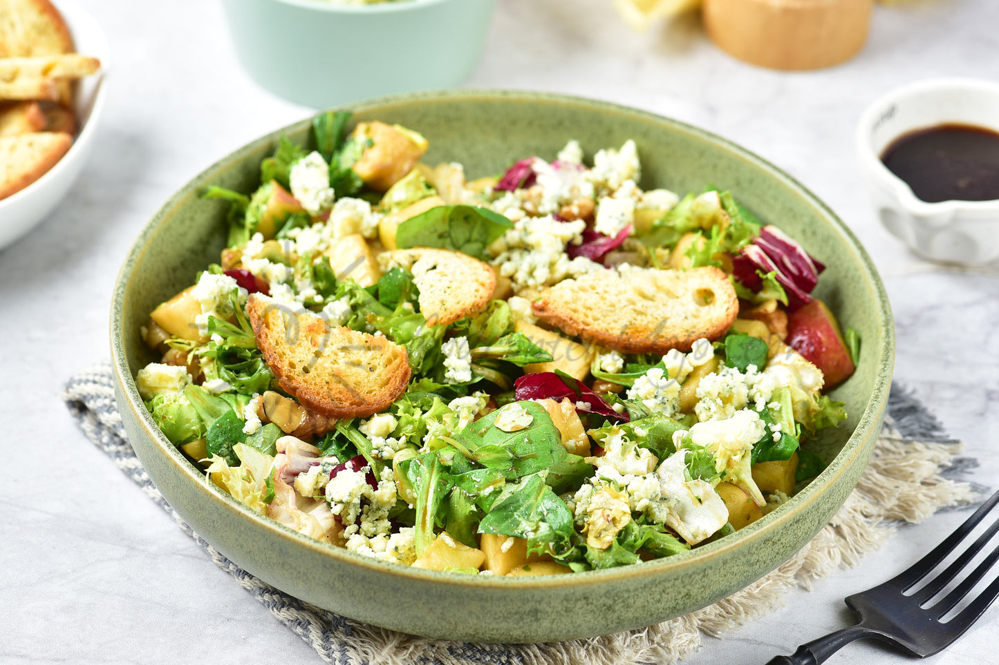 Apple, walnut and blue cheese salad - Set 1 of 5