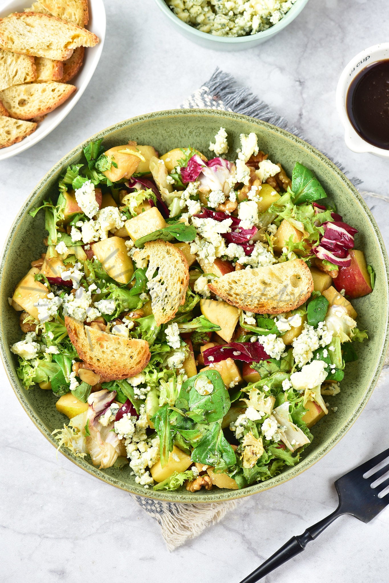 Apple, walnut and blue cheese salad - Set 1 of 5