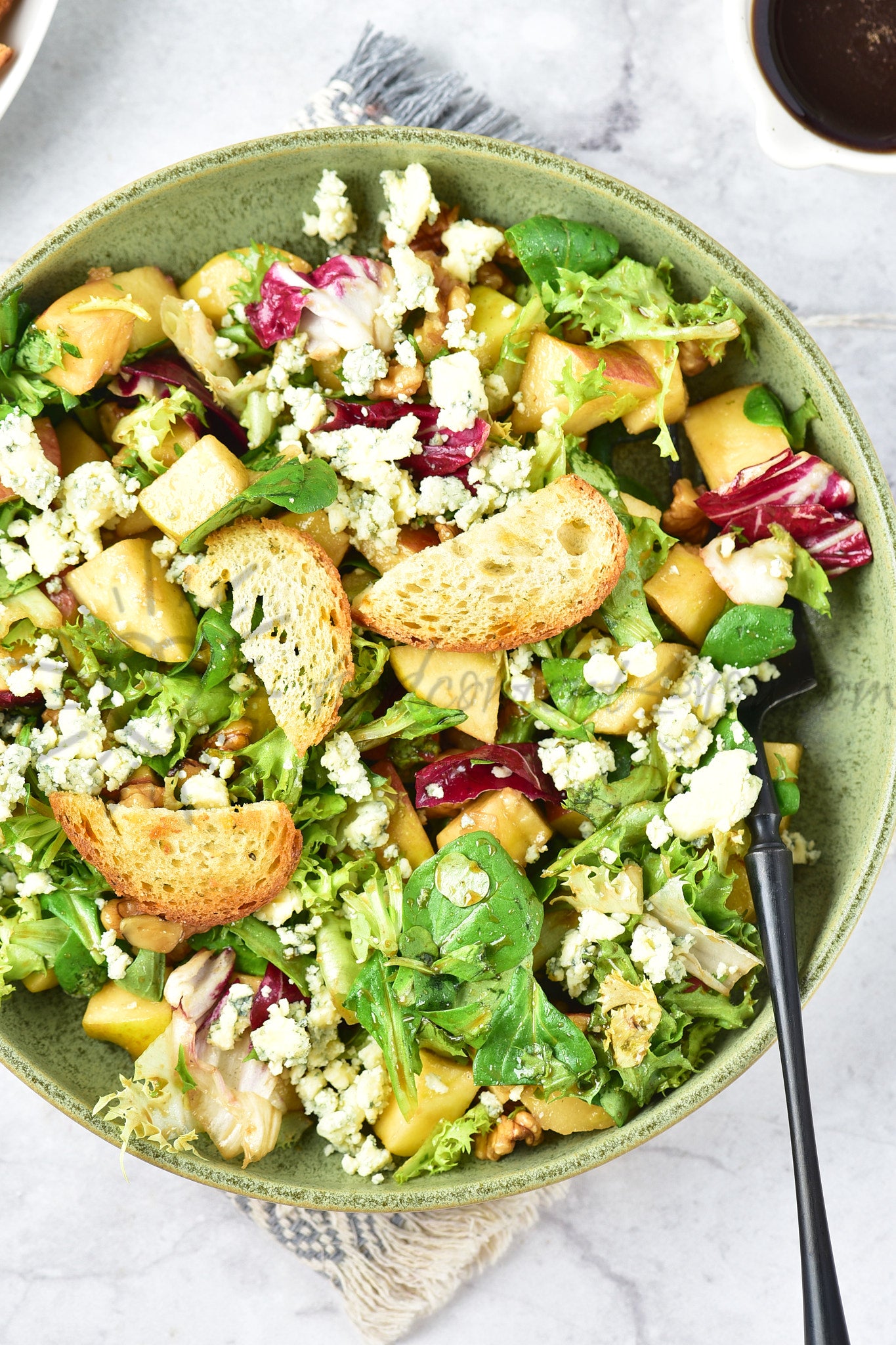 Apple, walnut and blue cheese salad - Set 1 of 5