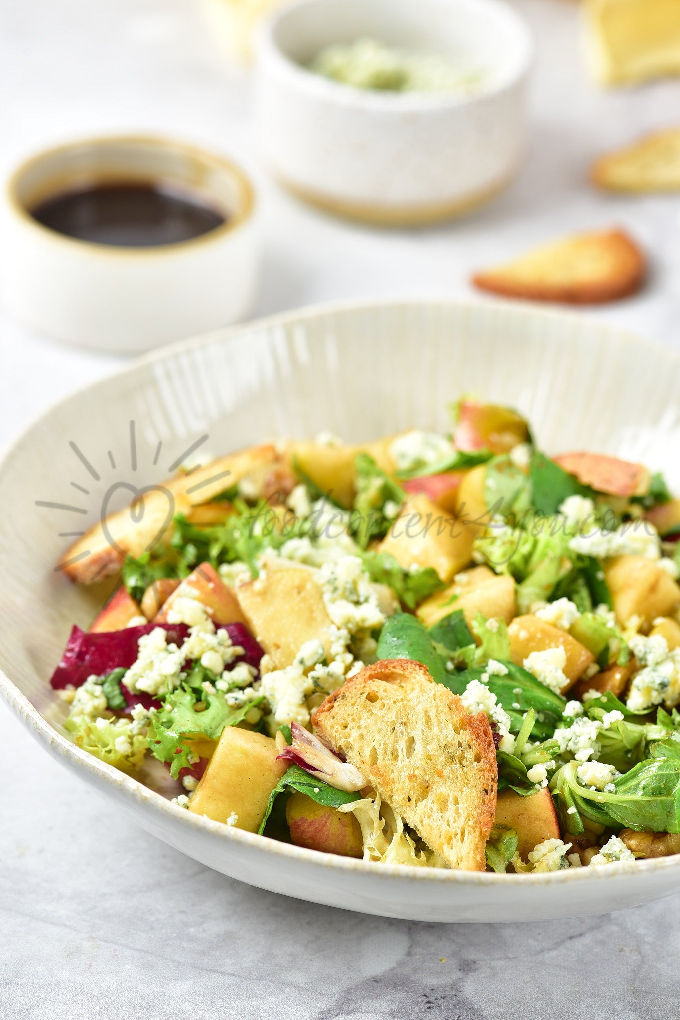 Apple, walnut and blue cheese salad - Set 2 of 5