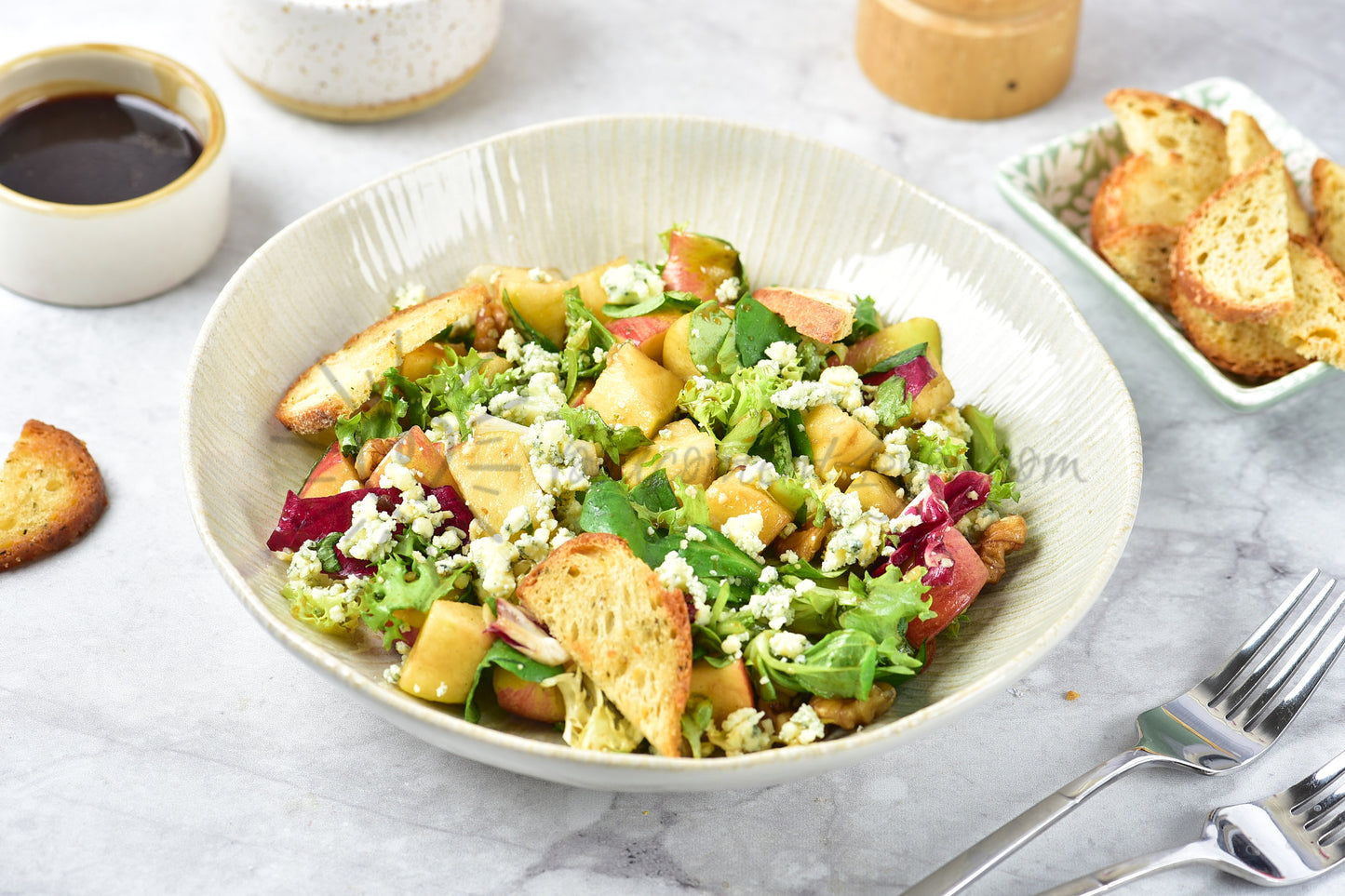 Apple, walnut and blue cheese salad - Set 2 of 5