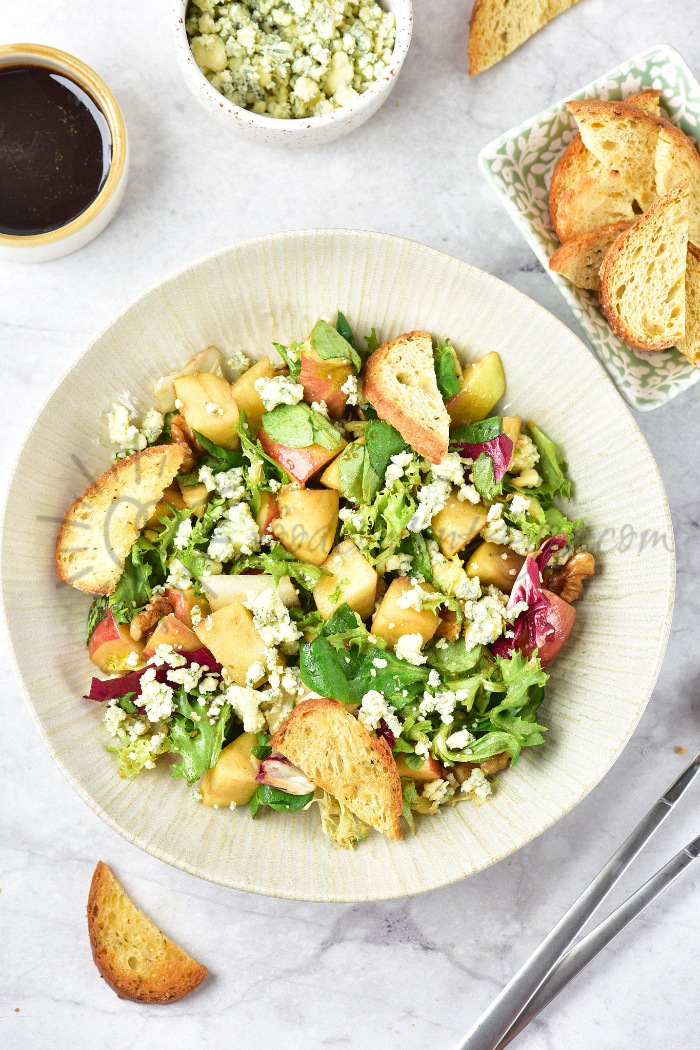 Apple, walnut and blue cheese salad - Set 2 of 5