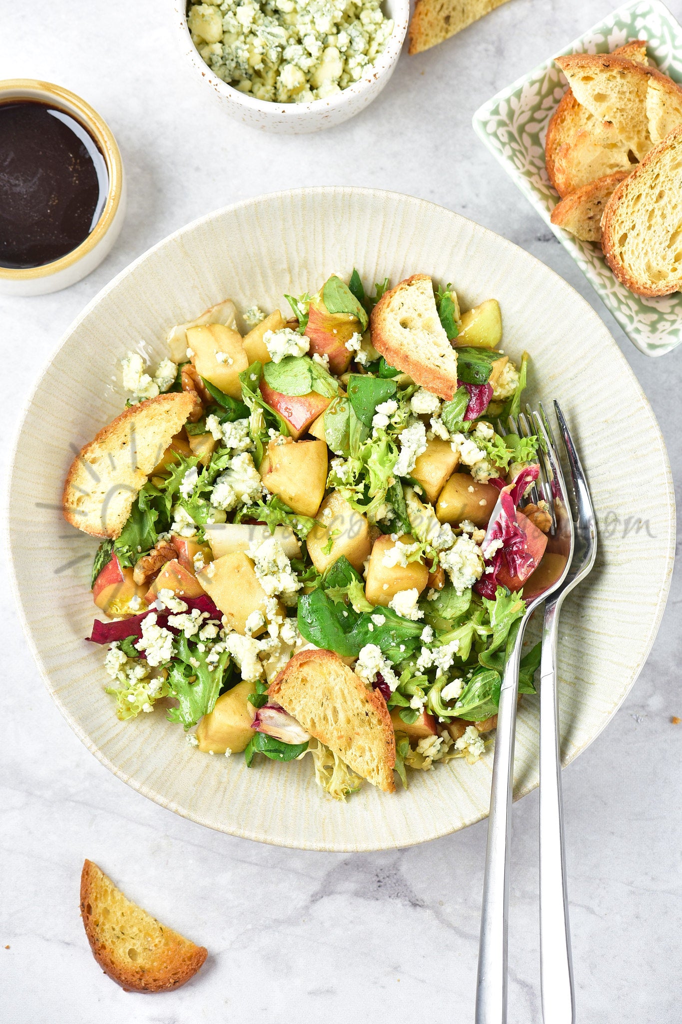 Apple, walnut and blue cheese salad - Set 2 of 5