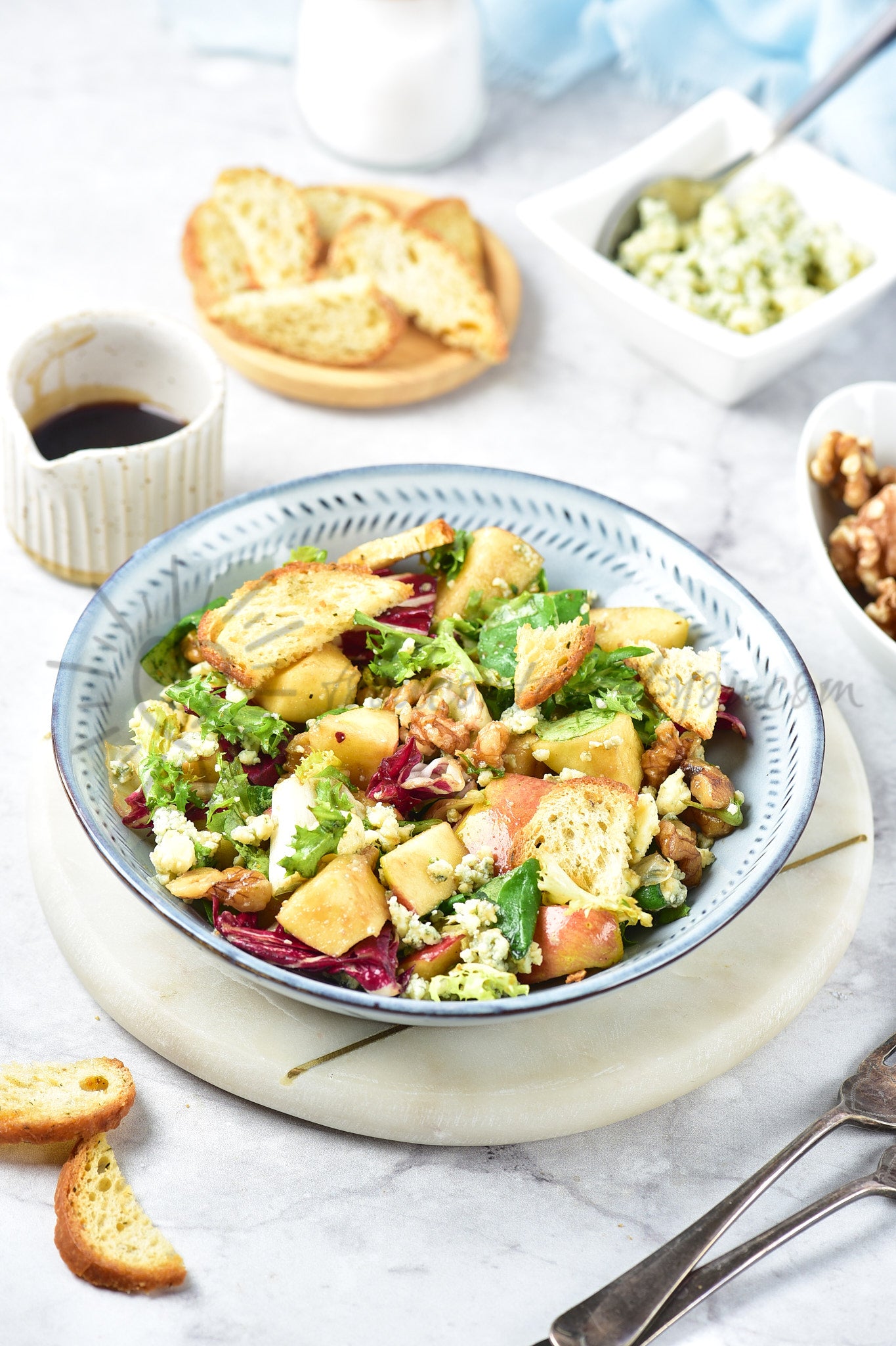 Apple, walnut and blue cheese salad - Set 3 of 5