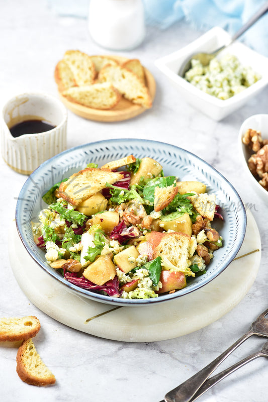 Apple, walnut and blue cheese salad - Set 3 of 5