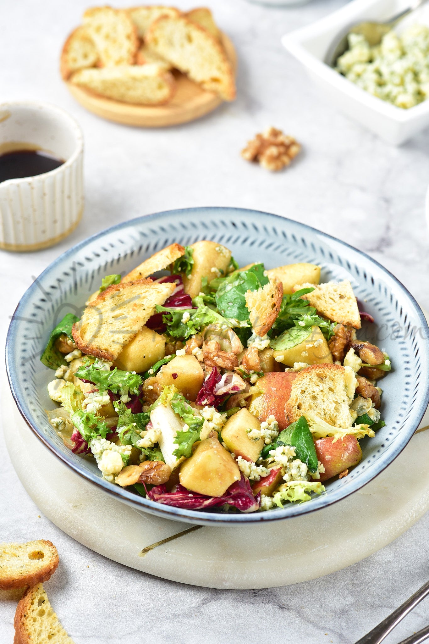 Apple, walnut and blue cheese salad - Set 3 of 5