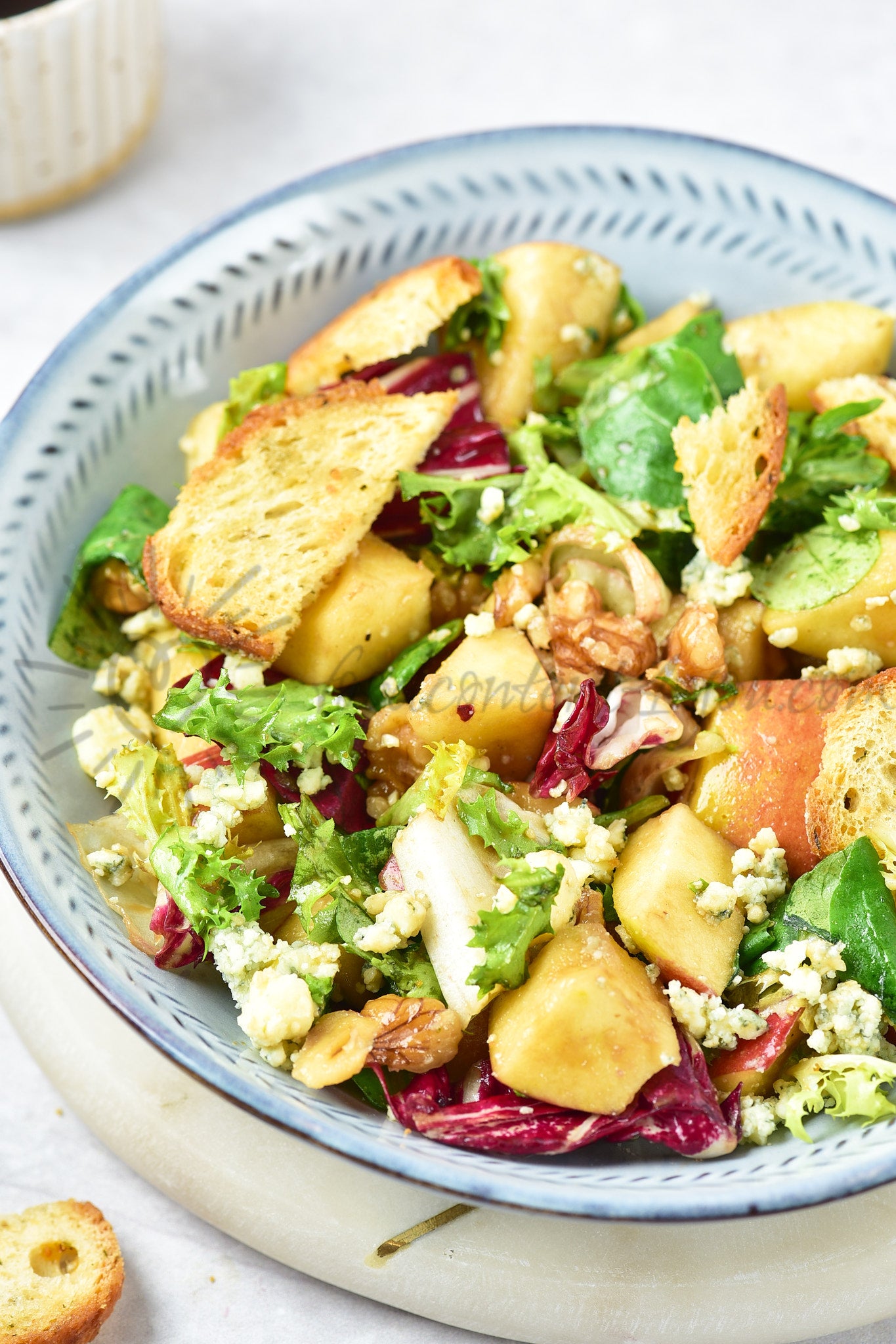 Apple, walnut and blue cheese salad - Set 3 of 5