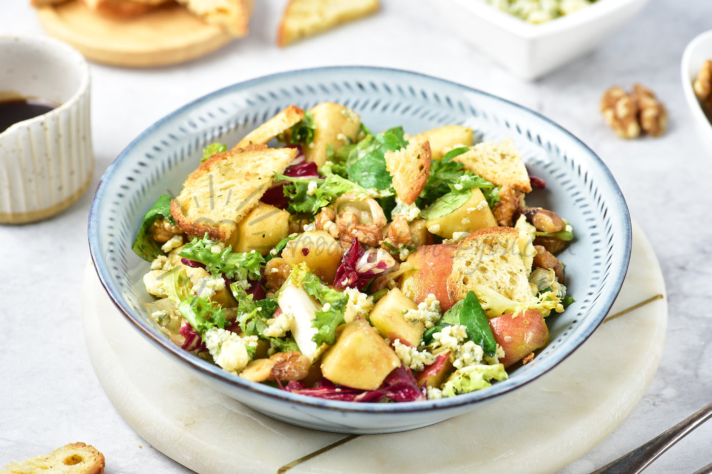 Apple, walnut and blue cheese salad - Set 3 of 5