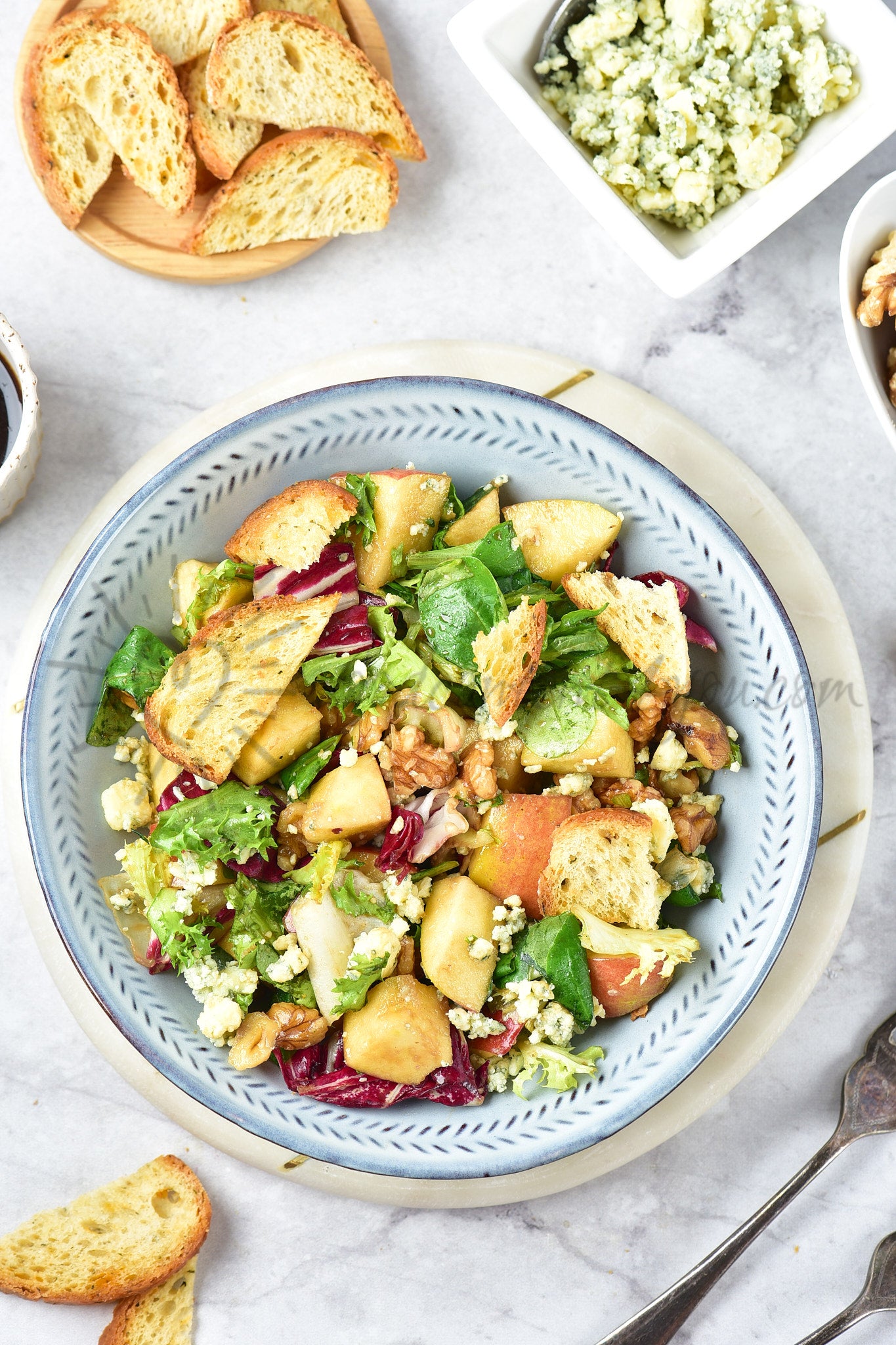Apple, walnut and blue cheese salad - Set 3 of 5