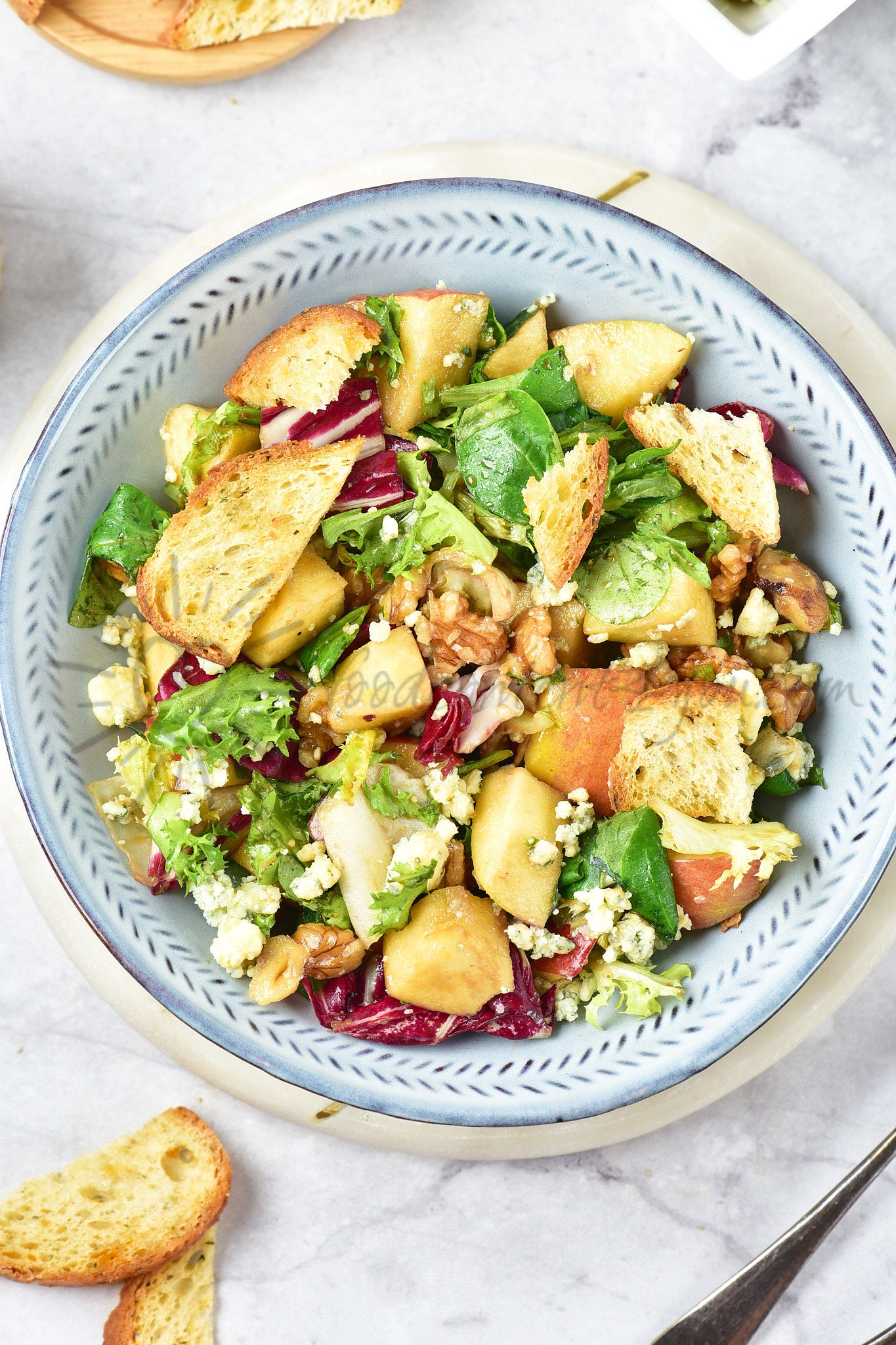 Apple, walnut and blue cheese salad - Set 3 of 5