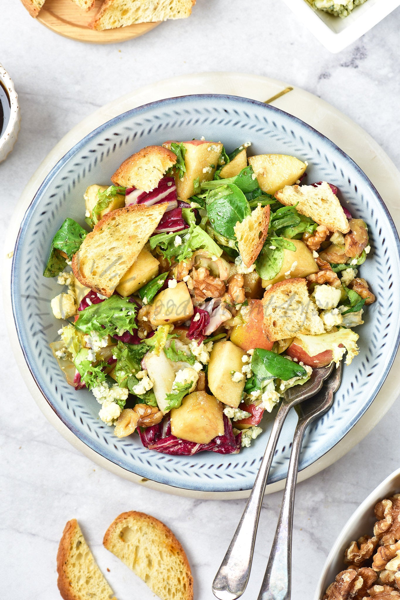 Apple, walnut and blue cheese salad - Set 3 of 5