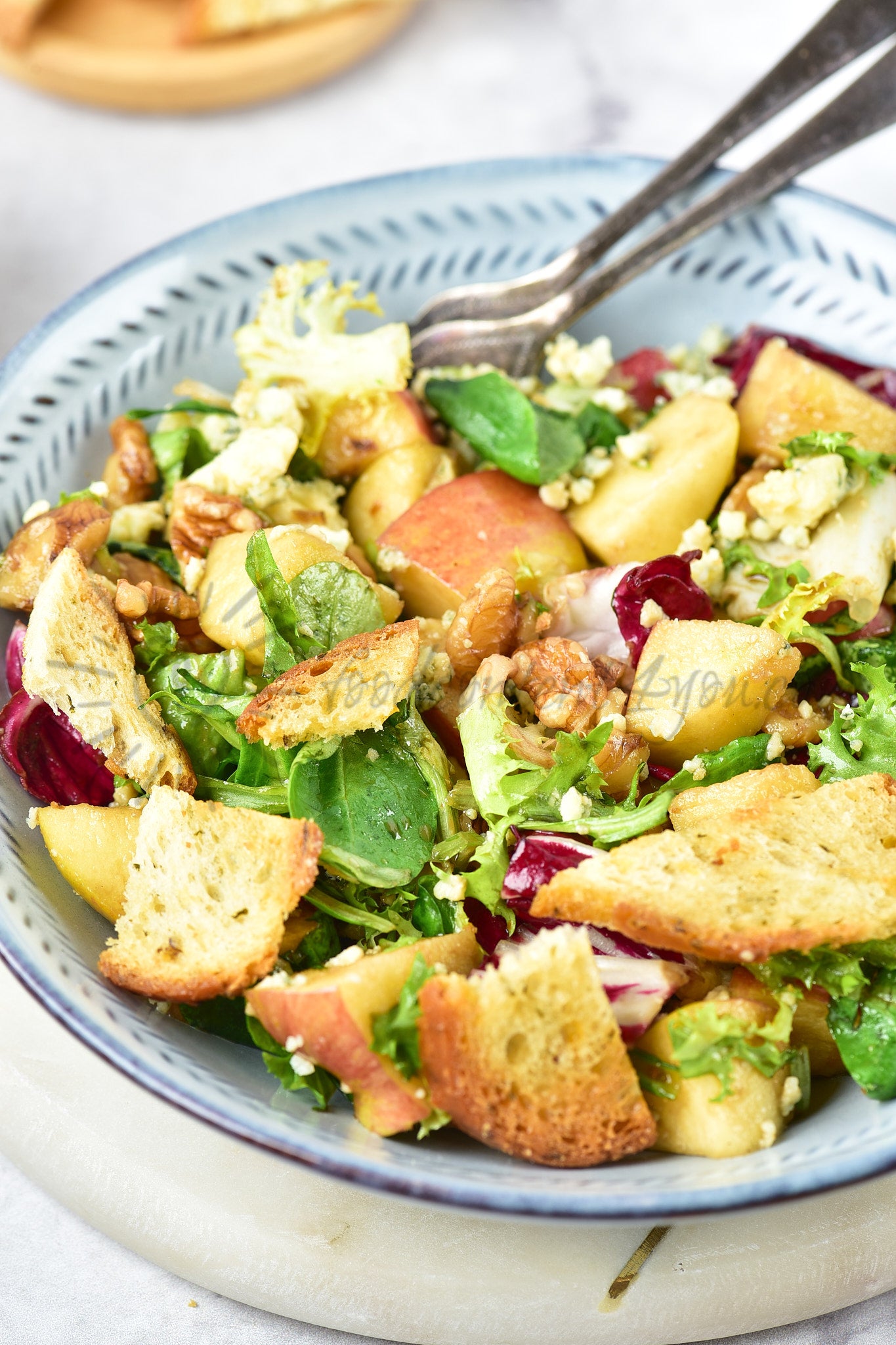 Apple, walnut and blue cheese salad - Set 3 of 5