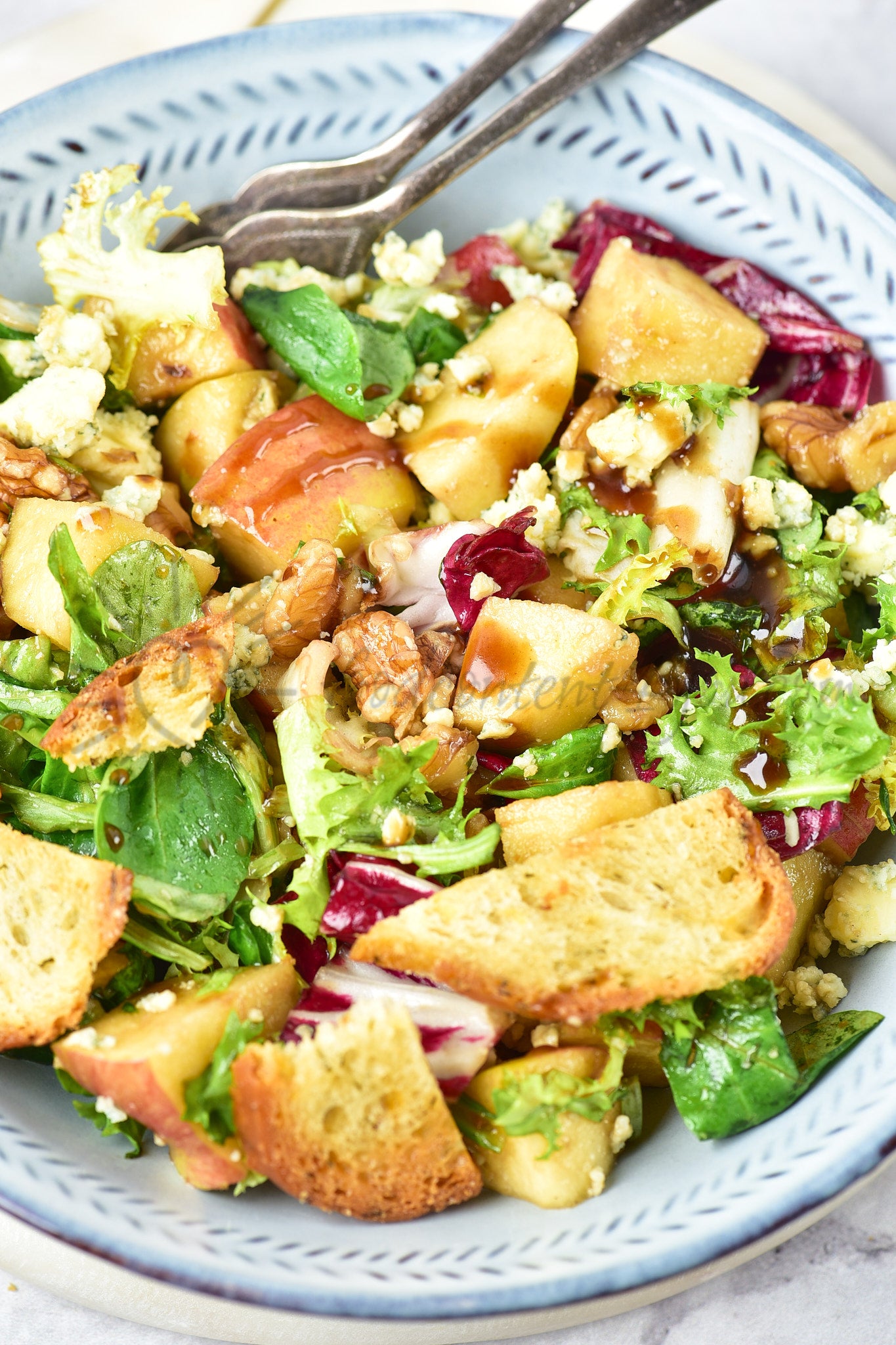 Apple, walnut and blue cheese salad - Set 3 of 5