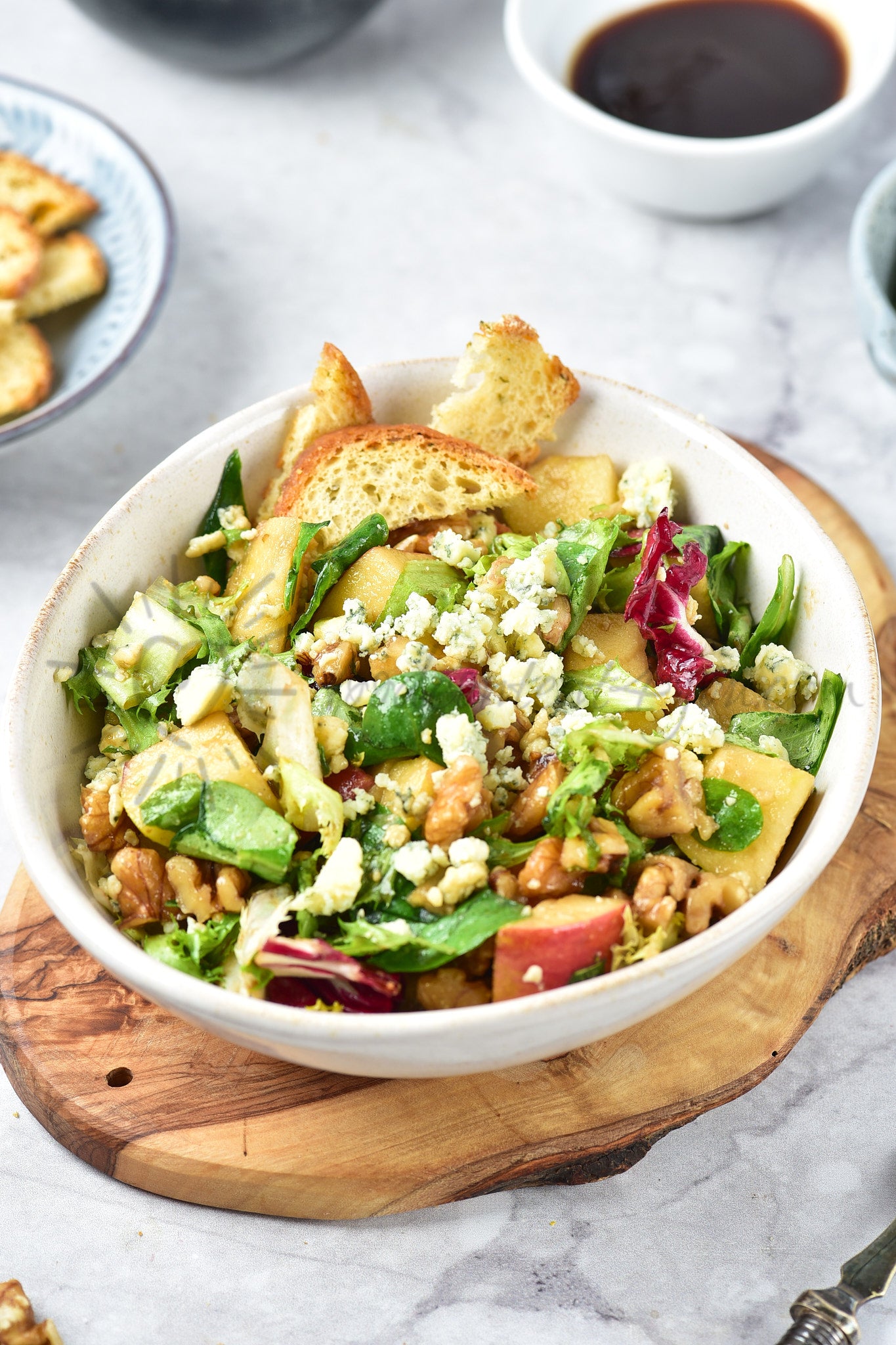 Apple, walnut and blue cheese salad - Set 4 of 5