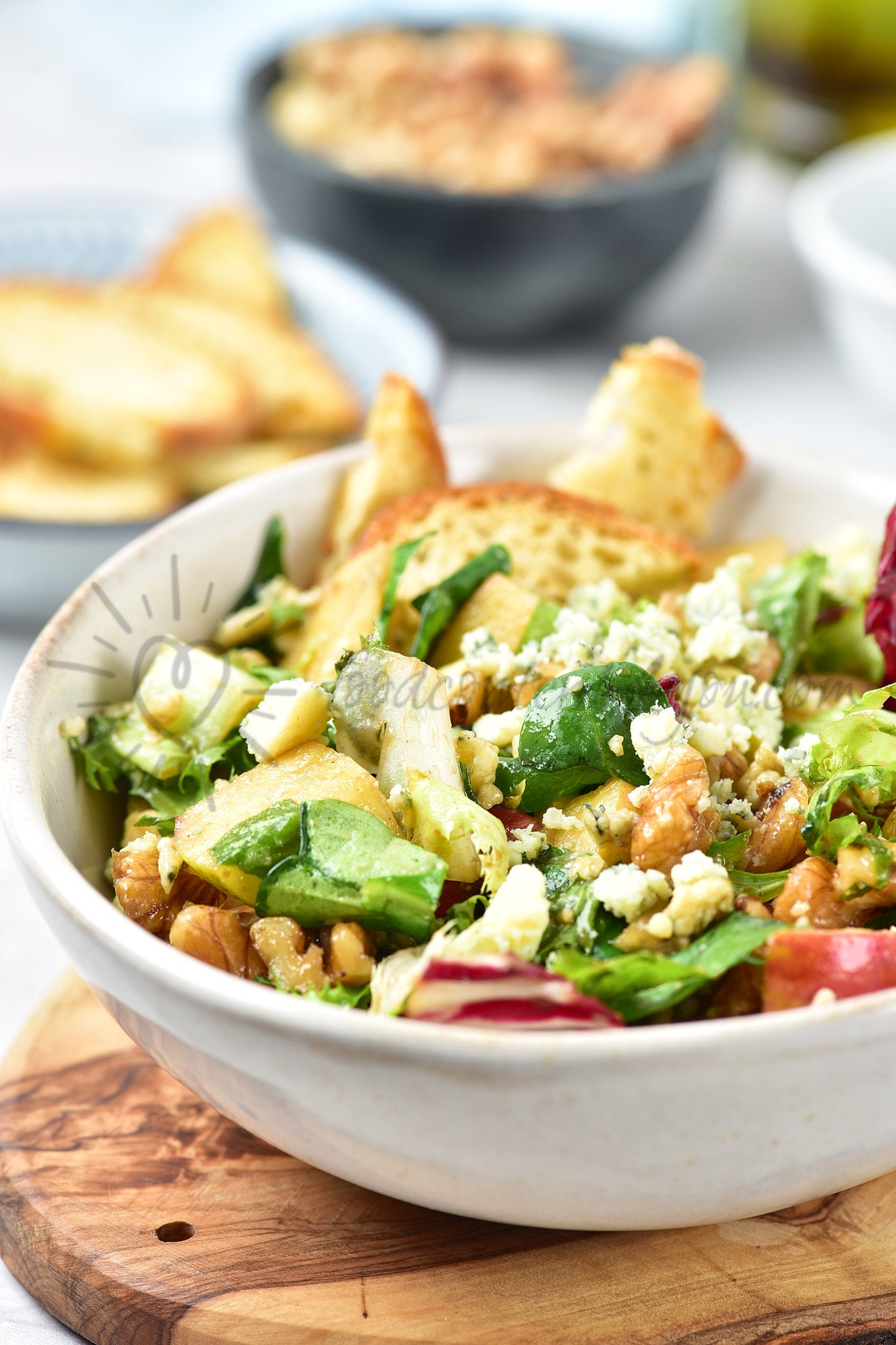 Apple, walnut and blue cheese salad - Set 4 of 5