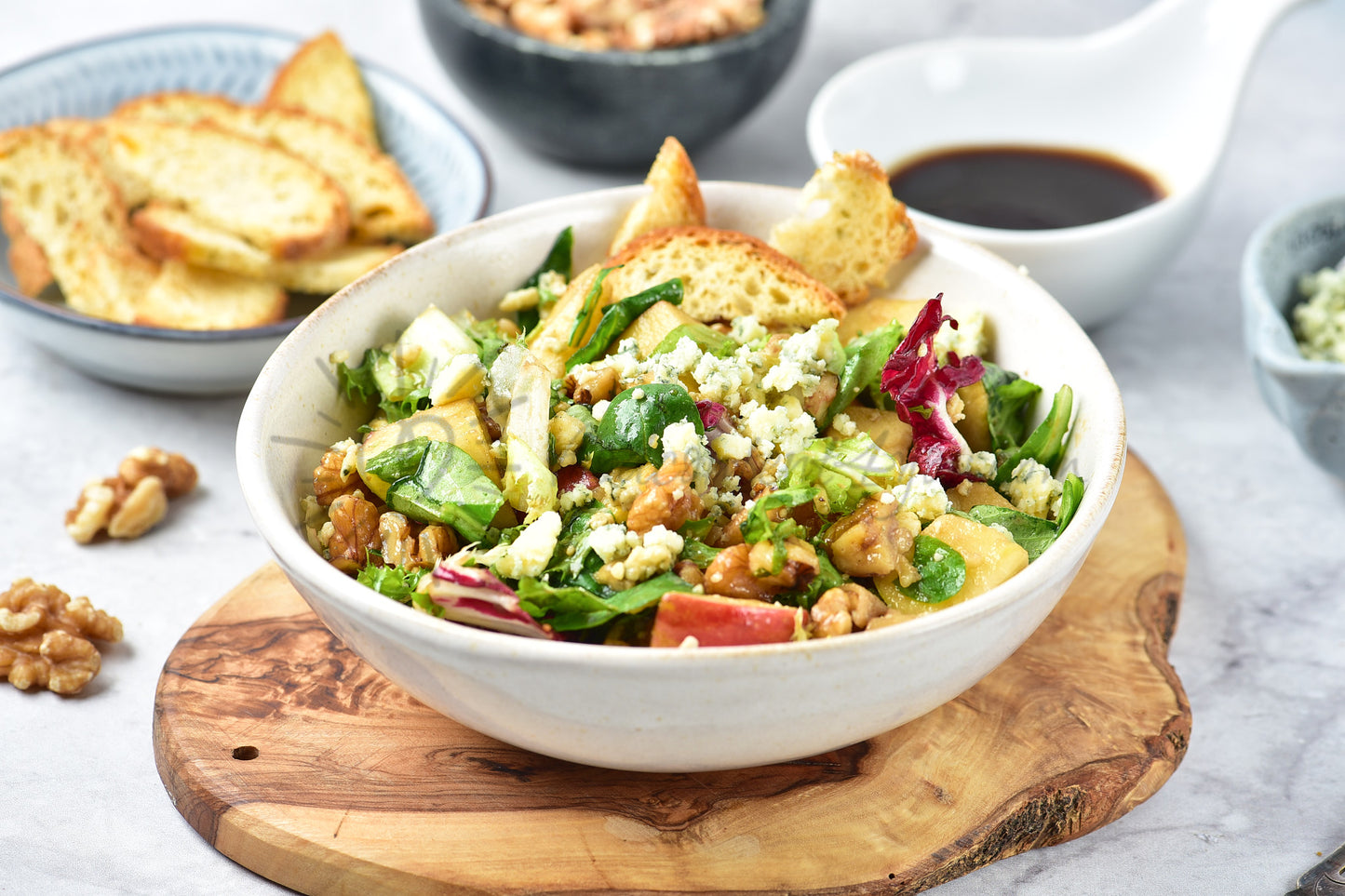 Apple, walnut and blue cheese salad - Set 4 of 5