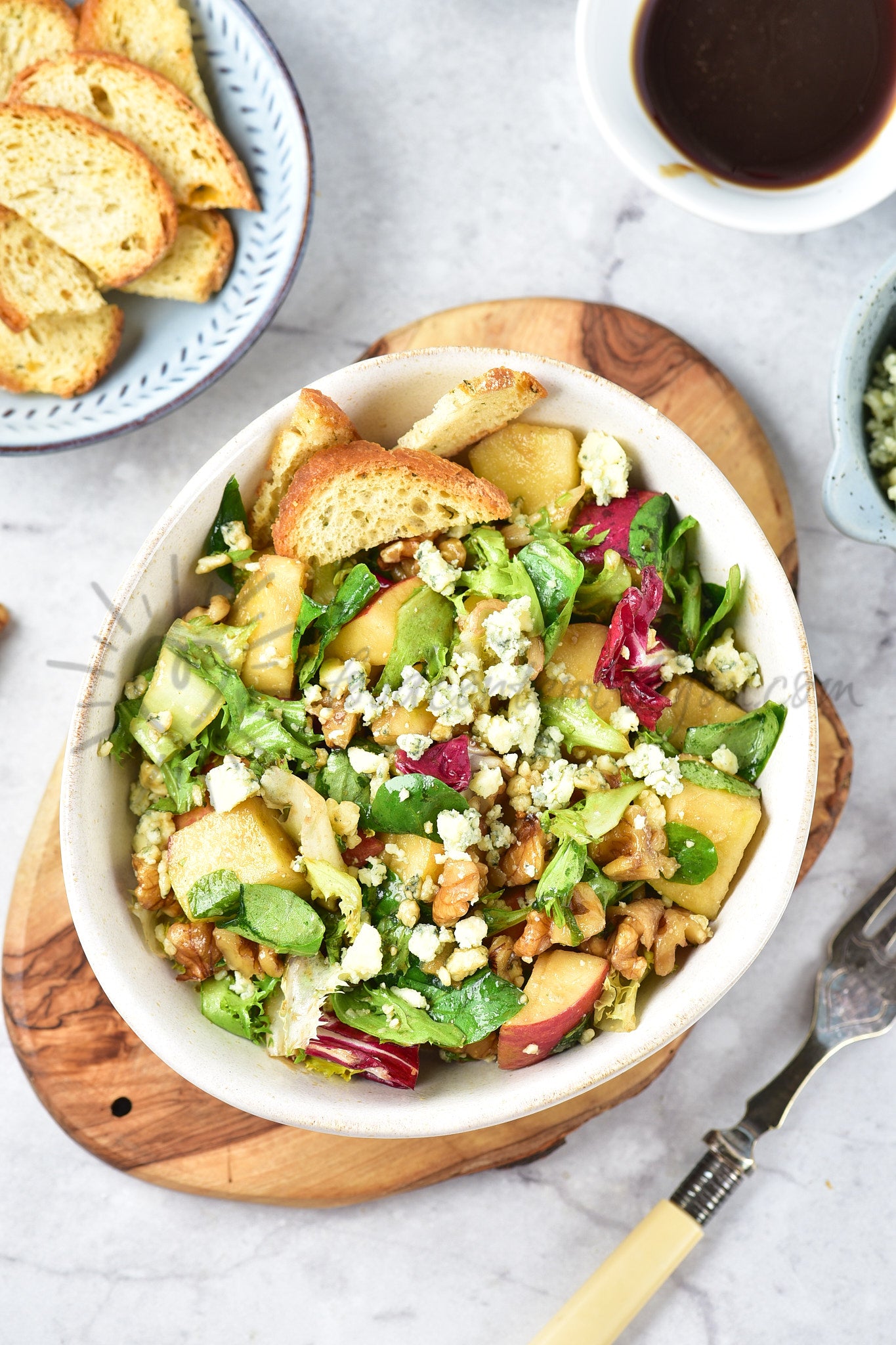 Apple, walnut and blue cheese salad - Set 4 of 5