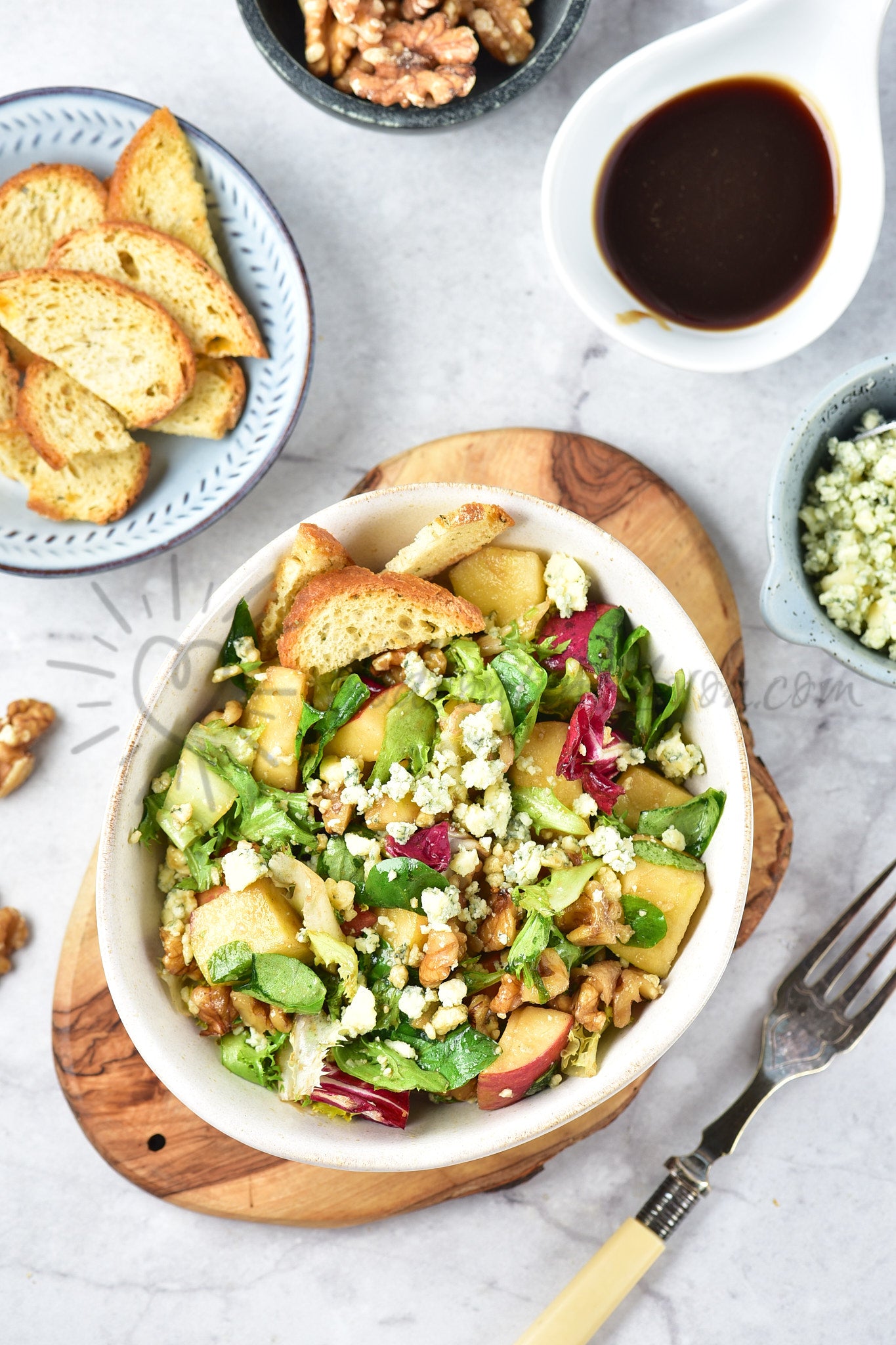 Apple, walnut and blue cheese salad - Set 4 of 5
