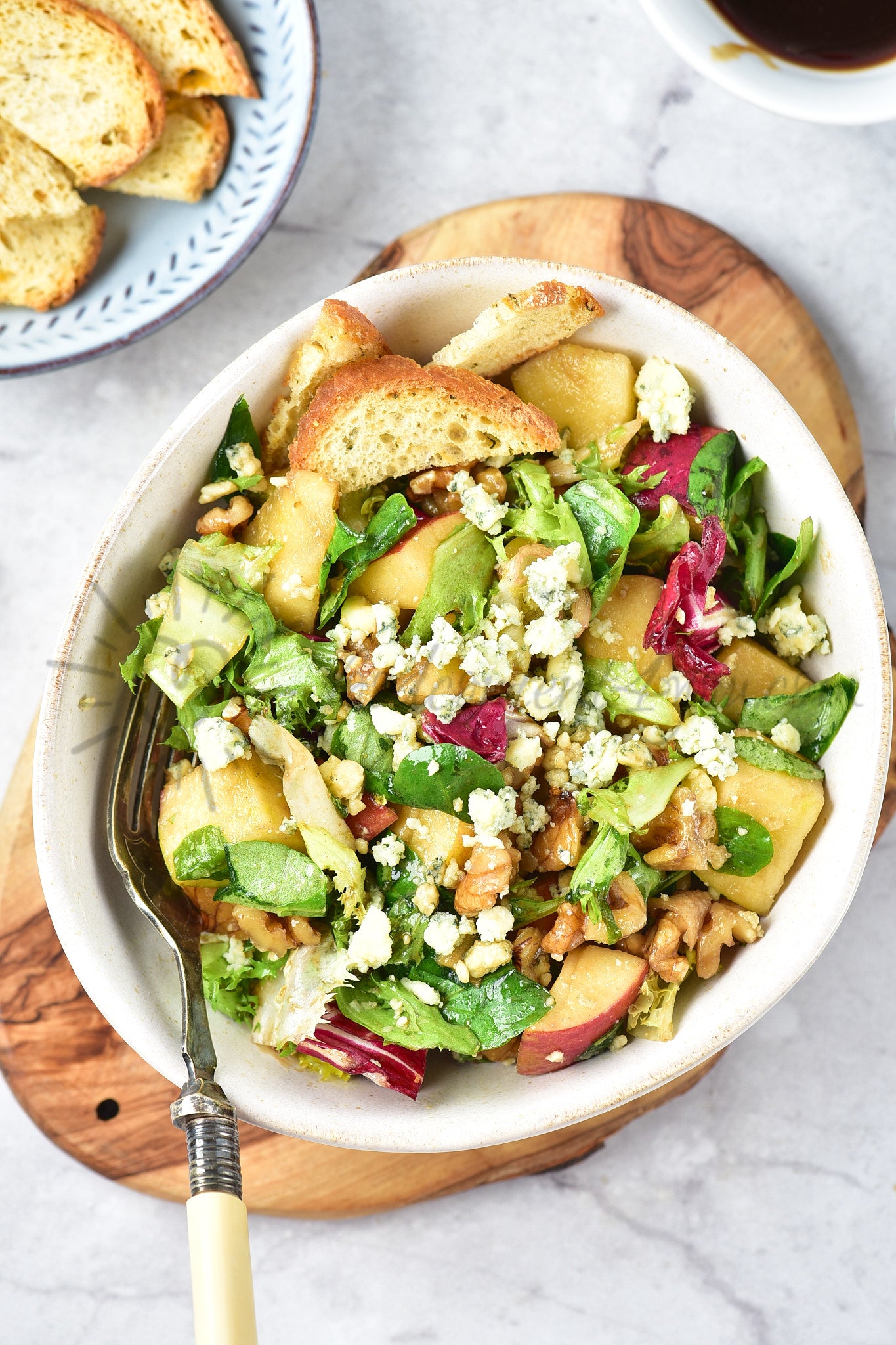 Apple, walnut and blue cheese salad - Set 4 of 5