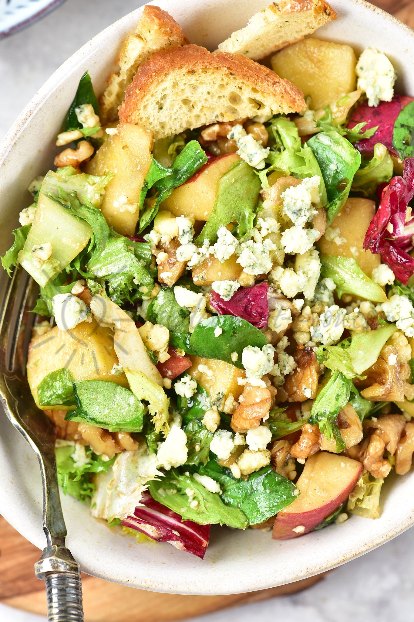 Apple, walnut and blue cheese salad - Set 4 of 5