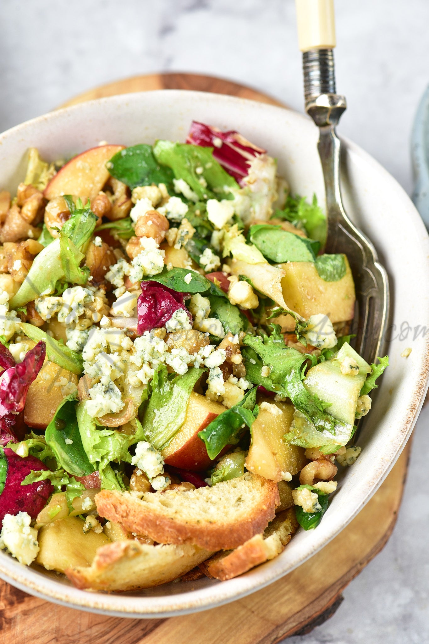 Apple, walnut and blue cheese salad - Set 4 of 5