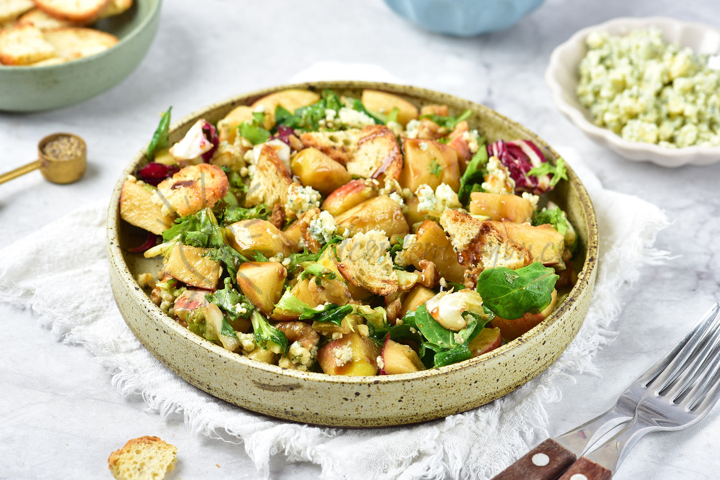 Apple, walnut and blue cheese salad - Set 5 of 5