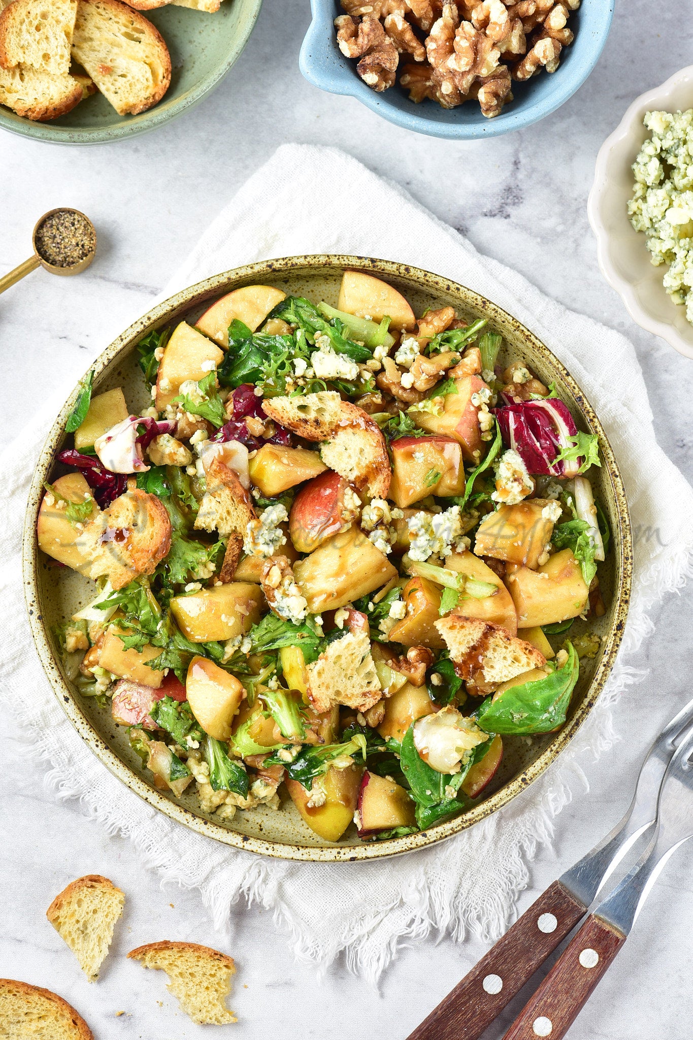 Apple, walnut and blue cheese salad - Set 5 of 5