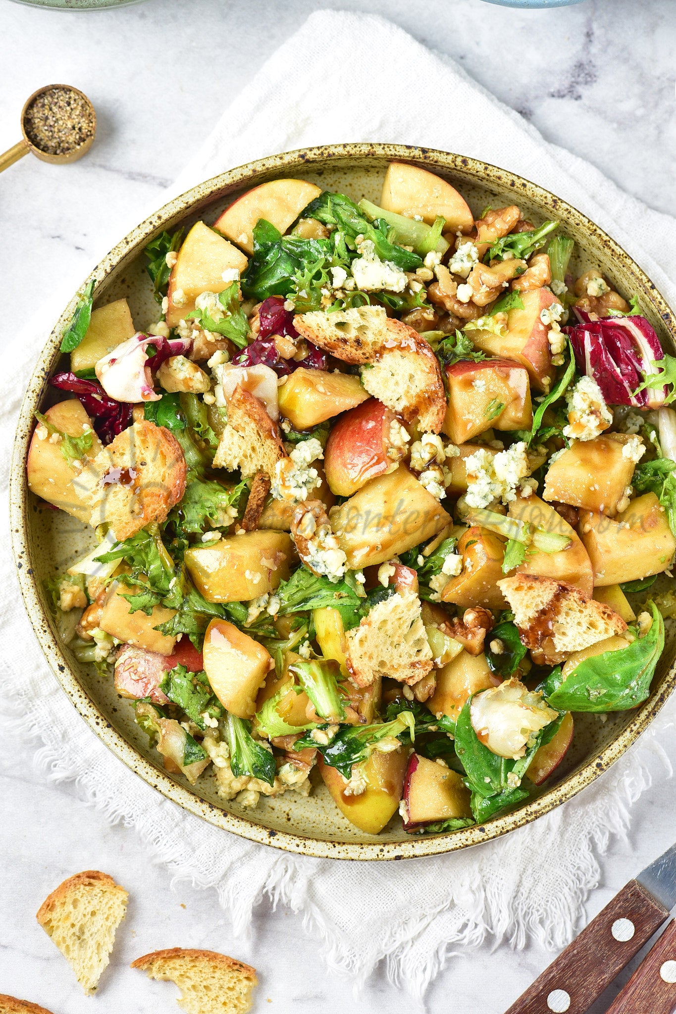 Apple, walnut and blue cheese salad - Set 5 of 5