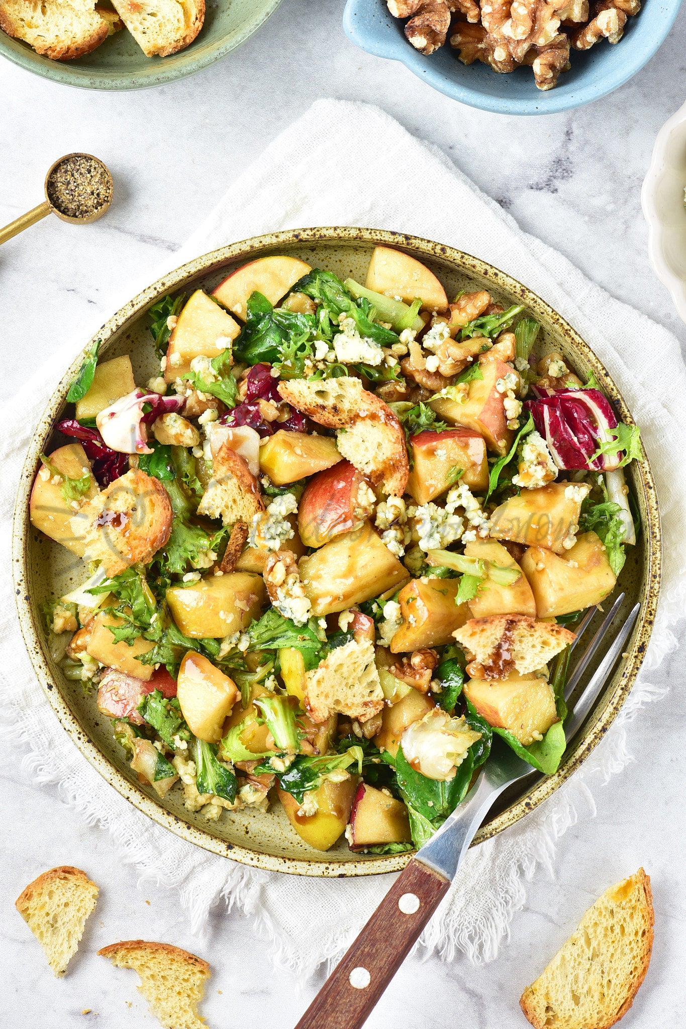 Apple, walnut and blue cheese salad - Set 5 of 5